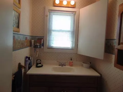 Bath - 116 E Newark, Ithaca, MI 48847 photo 2 of 5