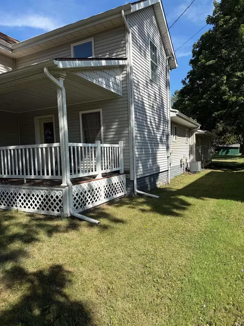 Exterior - 811 E Ctr, Ithaca, MI 48847 photo 4 of 7