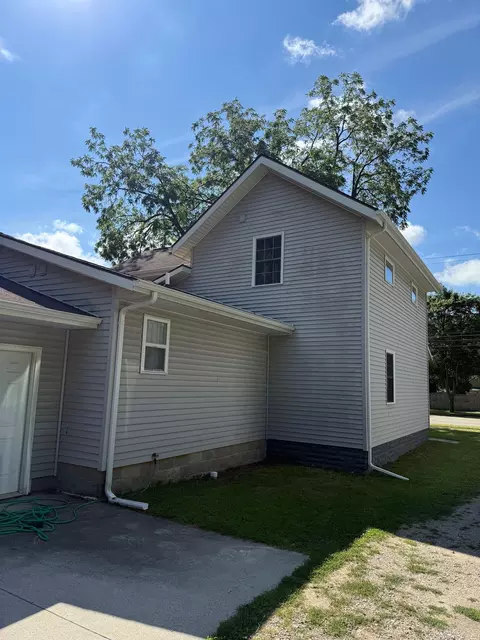 Exterior - 811 E Ctr, Ithaca, MI 48847 photo 5 of 7