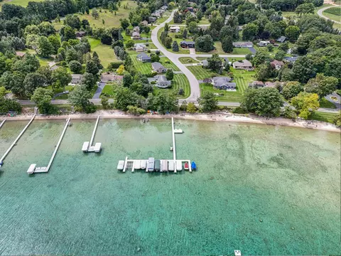 8122 Bay E, Traverse City, MI 49686