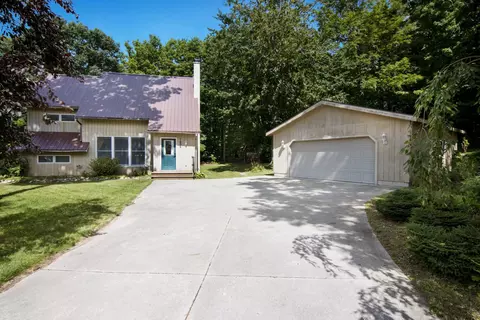 7668 Forest Ldg, Traverse City, MI 49685