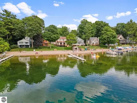608 Brakel Pt, Traverse City, MI 49685