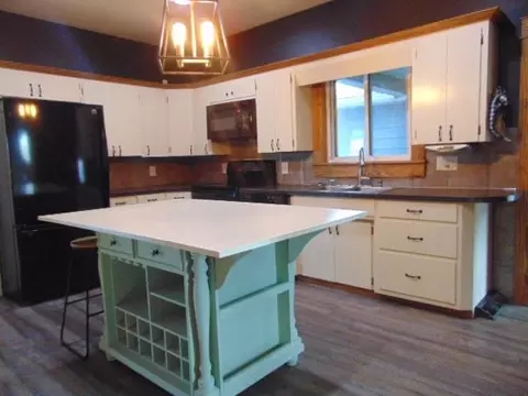 Kitchen - 2079 W Hayes, Ithaca, MI 48847 photo 4 of 6
