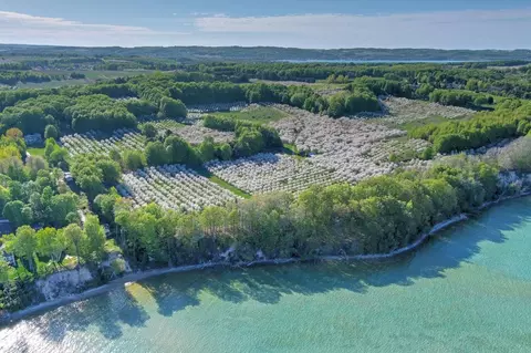 S Lee Point, Suttons Bay, MI 49682