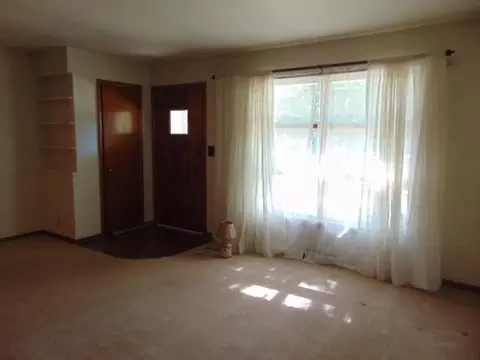 Living - 415 E South, Ithaca, MI 48847 photo 3 of 4