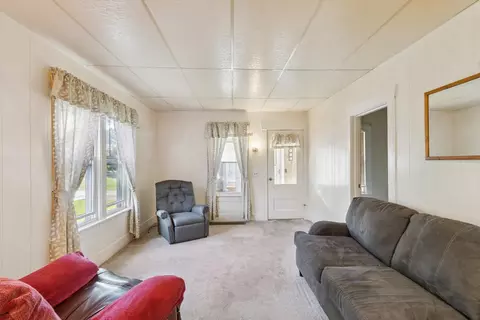 Living - 804 Hannah, Alma, MI 48801 photo 2 of 3