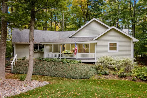 5798 Bay Mdws, Traverse City, MI 49684