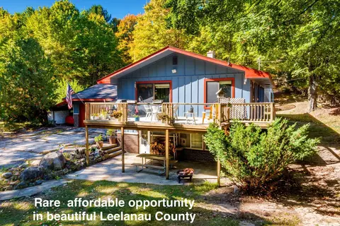 3010 S Lake Shr, Lake Leelanau, MI 49653