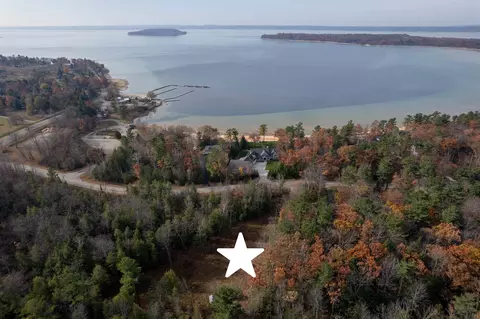 2905 Neahtawanta, Traverse City, MI 49686