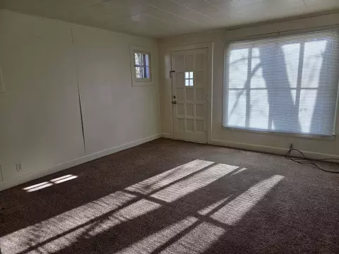 Living - 517 E Bennett, Mount Pleasant, MI 48858 photo 1 of 2