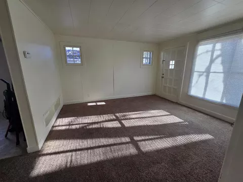 Living - 517 E Bennett, Mount Pleasant, MI 48858 photo 2 of 2