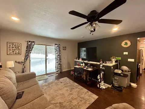 Living - 7467 E Higgins Lk, Roscommon, MI 48653 photo 2 of 4