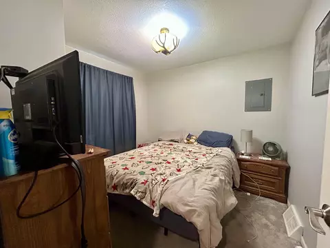 Bedroom - 7467 E Higgins Lk, Roscommon, MI 48653 photo 1 of 5