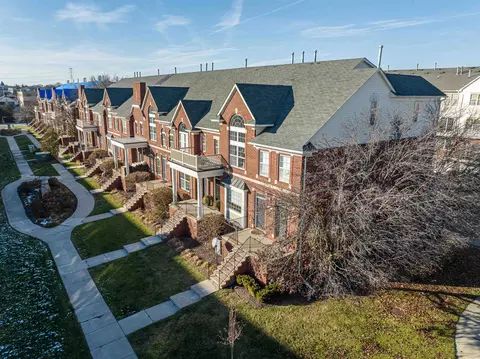 3289 Newbury, Troy, MI 48084