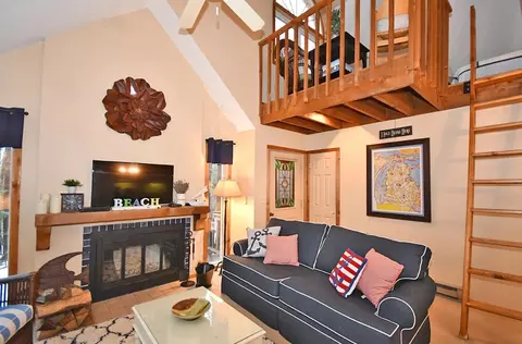 Living - 8 South Gln, Arbor, MI 49636 photo 2 of 7