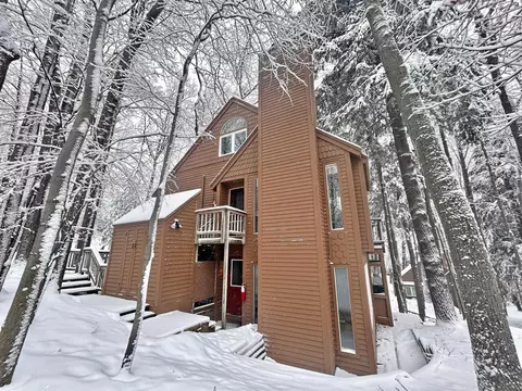 8 South Gln, Arbor, MI 49636