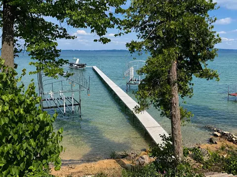 10057 E Leeward Shrs, Traverse City, MI 49684