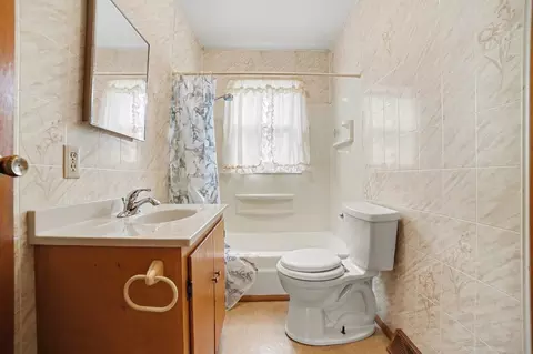 Bath - 7495 E Mcbrides, Edmore, MI 48829 photo 1 of 1