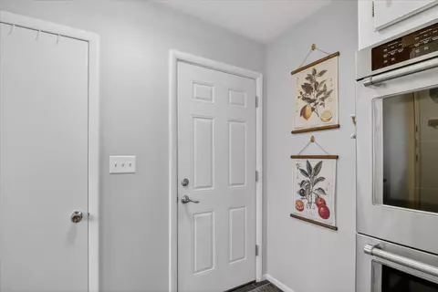 Entry Way - 980 Glencoe, Alma, MI 48801 photo 1 of 8