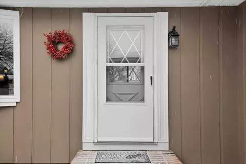 Entry Way - 980 Glencoe, Alma, MI 48801 photo 6 of 8