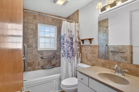 Bath - 901 Riverview, Alma, MI 48801 photo 2 of 4