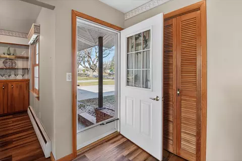 Entry Way - 901 Riverview, Alma, MI 48801 photo 3 of 8