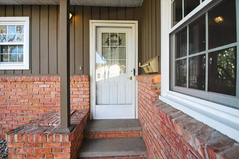 Entry Way - 901 Riverview, Alma, MI 48801 photo 2 of 8