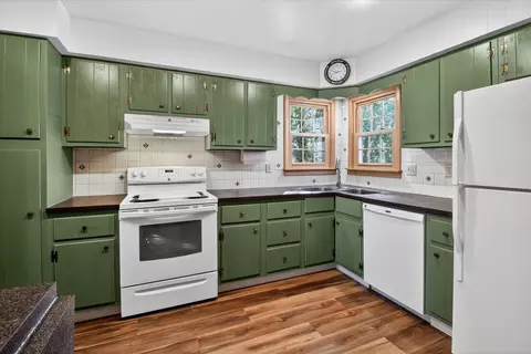 Kitchen - 901 Riverview, Alma, MI 48801 photo 2 of 2