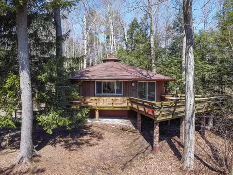 10829 N N Shr, Northport, MI 49670