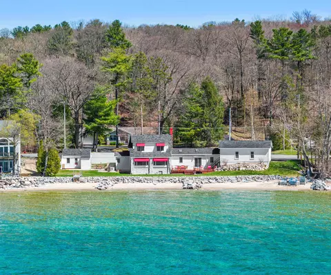 7265 Peninsula, Traverse City, MI 49686