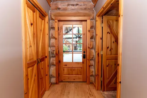 Entry Way - 2095 Middle Hvn, Gladwin, MI 48624 photo 2 of 2