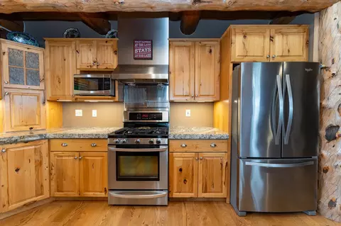 Kitchen - 2095 Middle Hvn, Gladwin, MI 48624 photo 2 of 6