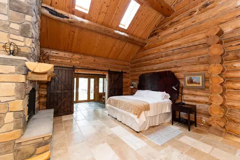 Bedroom - 2095 Middle Hvn, Gladwin, MI 48624 photo 1 of 9