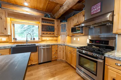 Kitchen - 2095 Middle Hvn, Gladwin, MI 48624 photo 4 of 6