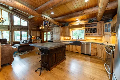 Kitchen - 2095 Middle Hvn, Gladwin, MI 48624 photo 5 of 6