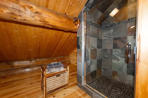 Bath - 2095 Middle Hvn, Gladwin, MI 48624 photo 6 of 6