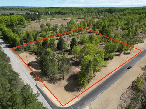 1007 E Solaris, Maple City, MI 49664