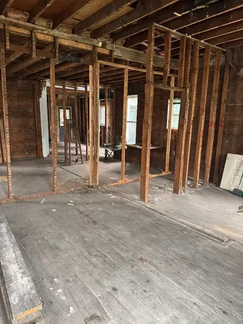 Entry Way - 233 Second, Manistee, MI 49660 photo 3 of 6