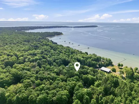 12820 N Northport Pt, Northport, MI 49670