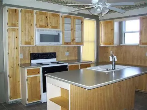 607 E Church, Adrian, MI 49221 photo 2