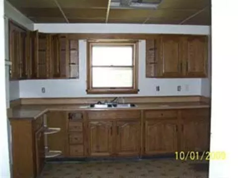 1039 State, Adrian, MI 49221 photo 2