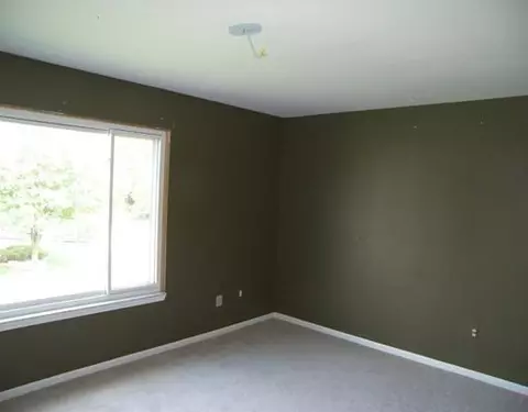 461 Harbour Pointe Dr, Belleville, MI 48111 photo 10