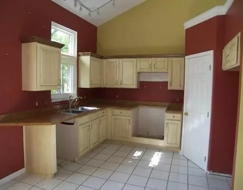 461 Harbour Pointe Dr, Belleville, MI 48111 photo 3