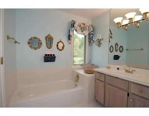 6852 Meadow Ct, Troy, MI 48098 photo 8