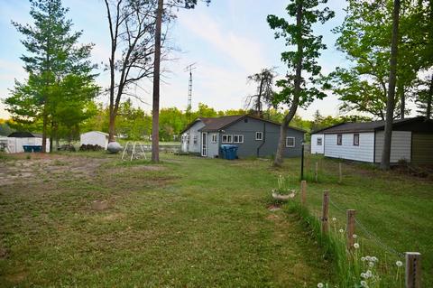 6554 Robin Dr, Harrison, MI 48625 photo 2