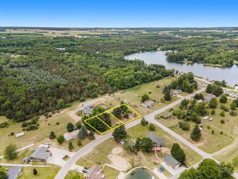 627 Gitchegumee Dr, Buckley, MI 49620