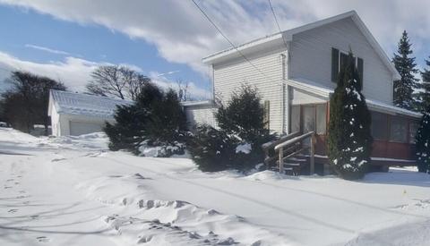 506 E State St, Cheboygan, MI 49721 photo 3