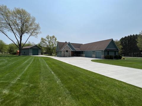 200 Wildflower Ct, Roscommon, MI 48653