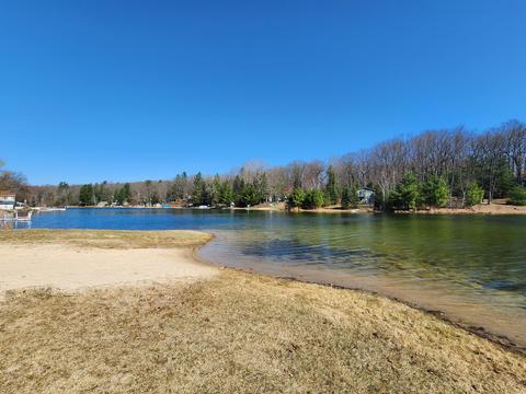892 Pine St, Harrison, MI 48625 photo 2
