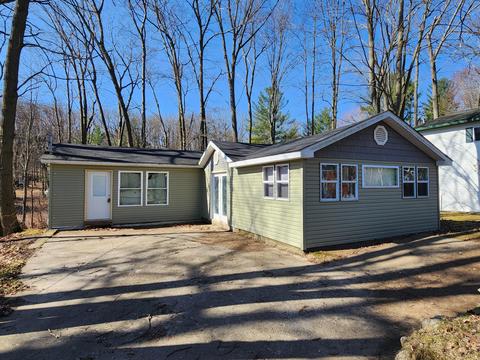 892 Pine St, Harrison, MI 48625 photo 1